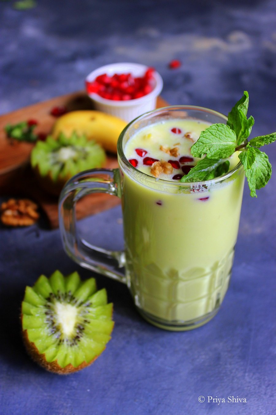 green smoothie avocado kiwi priyakitchenette