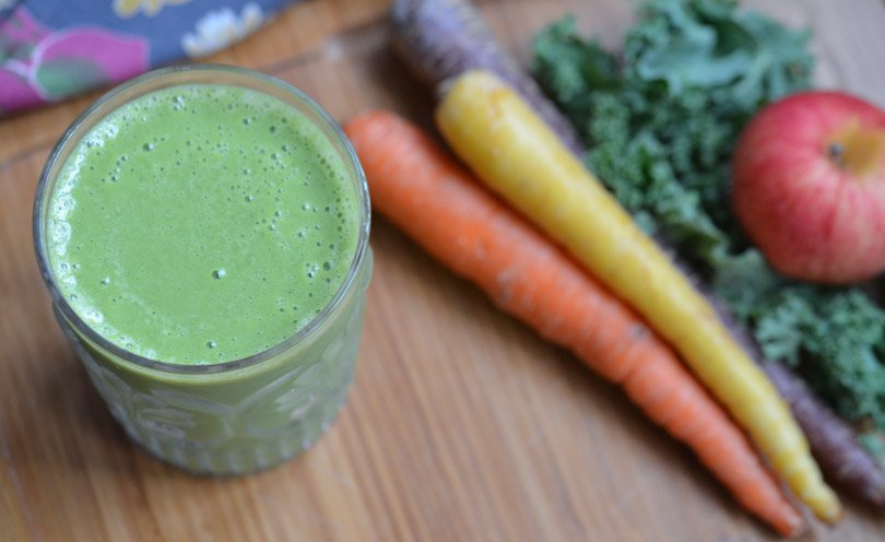 kale smoothie apple carrot kale lifeisnoyoke.