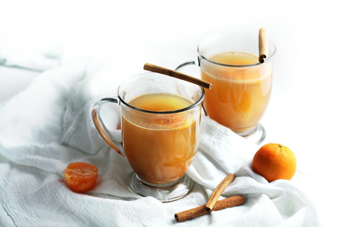 thanksgiving cocktails clementine mulled hot cider with bourbon and cinnamon droolworthydaily