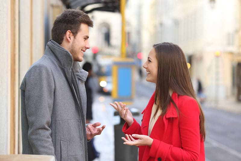 junger Mann und Madchen sprechen auf der Strase