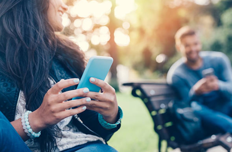 How To Start A Conversation Over Text? Tips To Turn You Into A Texting ...